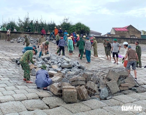 Hàng trăm người gia cố kè biển xung yếu do sóng đánh hư hỏng - Ảnh 2. Tuyến kè biển ở xã Cẩm nhượng bị sóng đánh hư hỏng - Ảnh: L.M.
