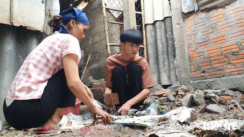 Mai Tuấn Kiệt luôn được học sinh giỏi. Năm lớp 12, Kiệt xuất sắc giành giải nhì kỳ thi học sinh giỏi Toán cấp tỉnh. Trong ảnh: mẹ và Kiệt trong ngôi nhà đơn sơ ở xã Triệu Sơn, huyện Triệu Phong, Quảng Trị - Ảnh: QUỐC NAM Mai Tuấn Kiệt luôn đạt học sinh giỏi. Năm lớp 12, Kiệt xuất sắc giành giải nhì kỳ thi học sinh giỏi toán cấp tỉnh - Ảnh: QUỐC NAM