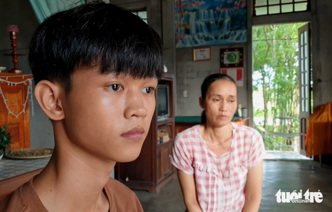 Mẹ và Kiệt trong ngôi nhà đơn sơ ở xã Triệu Sơn, huyện Triệu Phong, Quảng Trị - Ảnh: QUỐC NAM Mẹ và Kiệt trong ngôi nhà đơn sơ ở xã Triệu Sơn, huyện Triệu Phong, Quảng Trị - Ảnh: QUỐC NAM