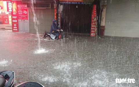 Đường phố Hà Nội ngập sâu vì mưa lớn, trời tối mịt như ban đêm - Ảnh 5. Phố Nguyễn Đức Cảnh bị ngập sâu - Ảnh: Q.V.