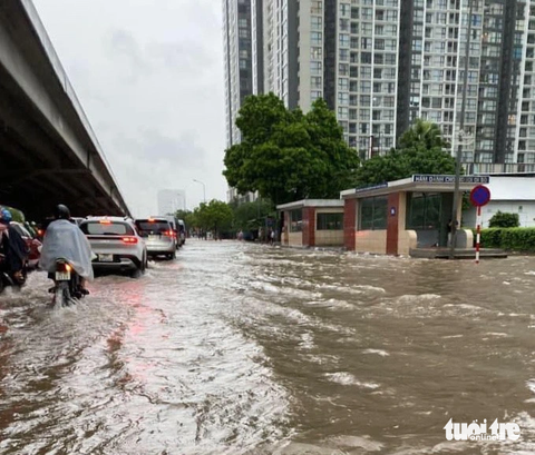 Đường phố Hà Nội ngập sâu vì mưa lớn, trời tối mịt như ban đêm - Ảnh 6. Đường Phạm Hùng trước cổng bến xe Mỹ Đình cũng bị ngập sâu - Ảnh: Q.V.