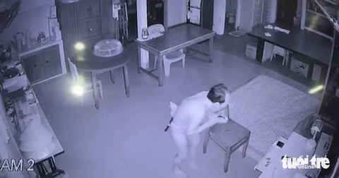 Bắt 'ma nhớt' 71 tuổi chuyên đột nhập nhà dân để trộm tài sản - Ảnh 1. Trích xuất camera đoạn "ma nhớt" đột nhập nhà dân trộm tài sản - Ảnh: HOÀI THƯƠNG cắt từ clip