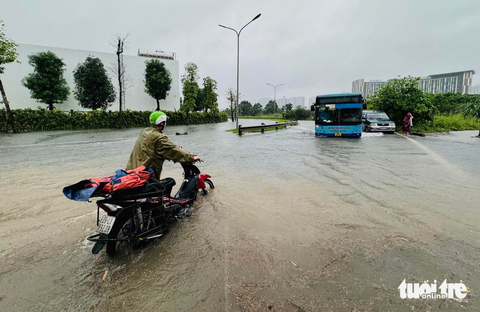 Đường phố Hà Nội ngập sâu vì mưa to, trời tối mịt như ban đêm - Ảnh 8. Ngập tại Đại lộ Thăng Long - Ảnh: NGUYỄN KHÁNH