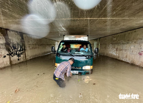 Đường phố Hà Nội ngập sâu vì mưa to, trời tối mịt như ban đêm - Ảnh 11. Ngập nặng trong hầm chui - Ảnh: NGUYỄN KHÁNH