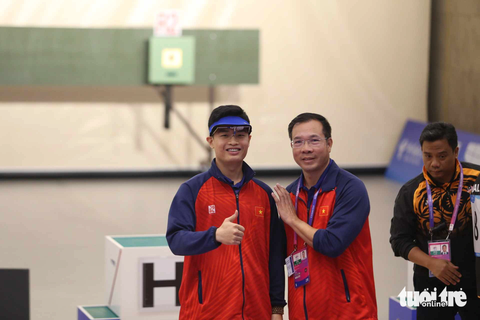 Asiad 19 ngày 28-9: Quang Huy mang HCV đầu tiên về cho Việt Nam - Ảnh 3. Phạm Quang Huy (bìa trái) đã xuất sắc đoạt tấm HCV đầu tiên cho Việt Nam ở Asiad 19. Bên cạnh anh là HLV Hoàng Xuân Vinh - Ảnh: HUY ĐĂNG
