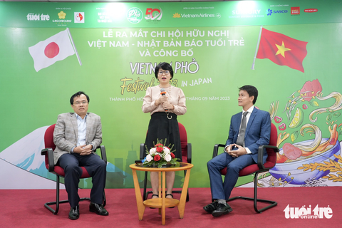 Người Nhật sẽ thi sáng tạo Phở Việt - Ảnh 1. Công tác chuẩn bị nguyên liệu và hậu cần cho việc nấu phở ở nước ngoài nhận được sự quan tâm của truyền thông - Ảnh: HỮU HẠNH