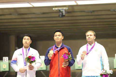 Asiad 19 ngày 28-9: Xạ thủ Quang Huy mang HCV đầu tiên về cho Việt Nam - Ảnh 1. Phạm Quang Huy (giữa) trên bục nhận HCV nội dung 10m súng ngắn hơi nam ở Asiad 19- Ảnh: HUY ĐĂNG