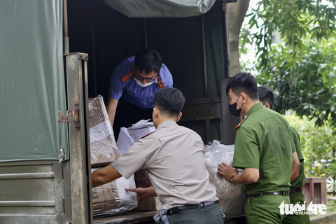 TP.HCM tiêu hủy hơn 1,6 tấn ma túy - Ảnh 2. Lực lượng chức năng bốc xếp vật chứng lên xe đặc chủng để chở đến nơi tiêu hủy. Với số lượng ma túy lên đến hơn 1,6 tấn, lực lượng chức năng phải vận chuyển bằng hai xe đặc chủng - Ảnh: TUYẾT MAI