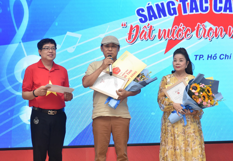 Giải nhất cuộc vận động sáng tác về thành phố trị giá 100 triệu đồng - Ảnh 4. Trao giải Mai Vàng tri ân cho ca sĩ Tạ Minh Tâm và nghệ sĩ Thoại Miêu - Ảnh: TẤN THẠNH