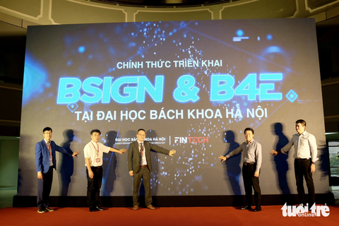 Đại học Bách khoa Hà Nội thúc đẩy đào tạo nhân lực số - Ảnh 1. Đại biểu bấm nút khởi động hai sản phẩm, gồm hệ thống ký số nội bộ và hệ thống xác thực bằng cấp ứng dụng công nghệ chuỗi khối - Blockchain - Ảnh: NGUYÊN BẢO