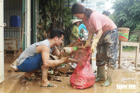 Tiểu thương Quỳ Châu trắng tay sau mưa lũ - Ảnh 5. Nhiều người dân thị trấn Tân Lạc nói rằng thị trấn này nằm ở khu vực địa hình tương đối cao, nhiều năm qua họ chưa gặp một đợt mưa lớn kéo dài rồi nước từ thượng nguồn sông Hiếu đổ về nhanh, gây ngập lụt như hai ngày qua - Ảnh: DOÃN HÒA
