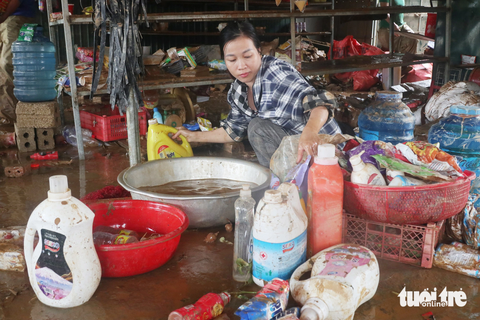 Tiểu thương Quỳ Châu trắng tay sau mưa lũ - Ảnh 6. Chị Võ Thị Phương - 37 tuổi, ngụ xã Châu Hạnh, huyện Quỳ Châu, Nghệ An - tìm hàng hóa còn sót lại sau mưa lũ - Ảnh: DOÃN HÒA