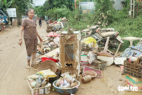 Tiểu thương Quỳ Châu trắng tay sau mưa lũ - Ảnh 8. Số hàng hóa hư hỏng đành phải vứt bỏ - Ảnh: DOÃN HÒA