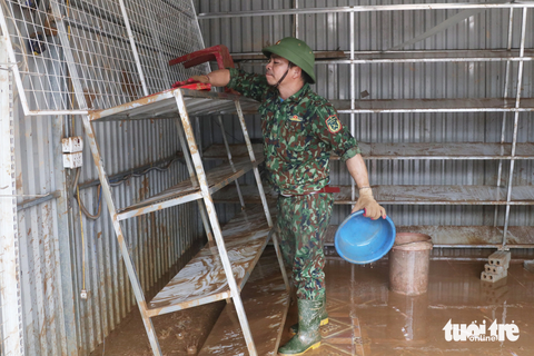 Tiểu thương Quỳ Châu trắng tay sau mưa lũ - Ảnh 12. Lực lượng bộ đội hỗ trợ người dân dọn dẹp nhà cửa sau khi nước lũ rút - Ảnh: DOÃN HÒA