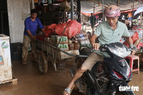 Tiểu thương Quỳ Châu trắng tay sau mưa lũ - Ảnh 13. Người dân chở một số hàng hóa còn vớt vát được đi rửa - Ảnh: DOÃN HÒA