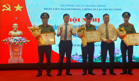 Một số ca nhân, đơn vị được trao bằng khen vì có thành tích xuất sắc trong hoạt động phòng, chống in lậu - Ảnh: HOÀNG LÊ Một số cá nhân, đơn vị được trao bằng khen vì có thành tích xuất sắc trong hoạt động phòng, chống in lậu - Ảnh: HOÀNG LÊ