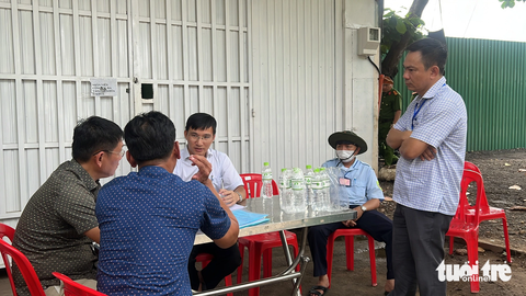 TP.HCM kiểm tra bất ngờ bãi xe Thành Bưởi đường Mai Chí Thọ - Ảnh 1. Cơ quan chức năng làm việc với đại diện Công ty TNHH Thành Bưởi sáng 28-9 - Ảnh: THU DUNG