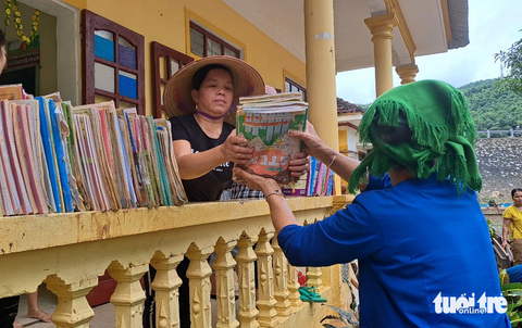 Cô giáo lội bùn dọn trường lớp sau mưa lũ - Ảnh 11. Nhiều phụ huynh đến trường chung tay cùng thầy cô dọn dẹp trường lớp - Ảnh: DOÃN HÒA