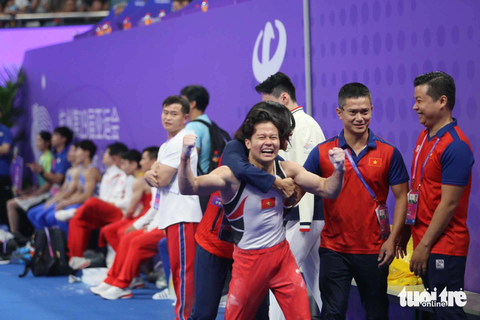 Asiad 19 ngày 28-9: Xạ thủ Quang Huy mang HCV đầu tiên về cho Việt Nam - Ảnh 3. Khánh Phong ăn mừng cùng các thành viên ban huấn luyện đội tuyển Thể dục dụng cụ - Ảnh: HUY ĐĂNG