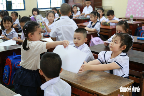 Đà Nẵng sẽ xử phạt các trường chèn môn tiếng Anh tự nguyện vào giờ chính khóa - Ảnh 1. Học sinh lớp 1 tại một trường tiểu học có tổ chức dạy môn tiếng Anh với giáo viên nước ngoài theo hình thức xã hội hóa - Ảnh: ĐOÀN NHẠN