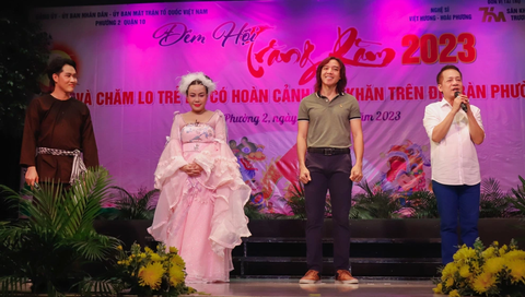 Các nghệ sĩ mang đến đêm trung thu đáng nhớ cho các em nhỏ - Ảnh: NVCC Các nghệ sĩ mang đến đêm Trung thu đáng nhớ cho các em nhỏ - Ảnh: NVCC