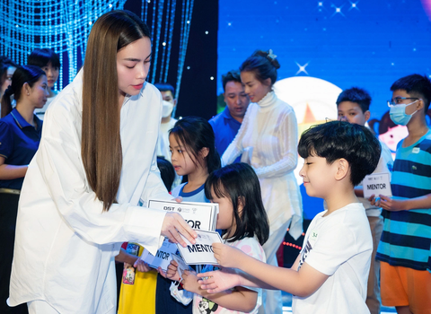 Hồ Ngọc Hà tặng học bổng cho thiếu nhi có hoàn cảnh khó khăn - Ảnh: BTC Hồ Ngọc Hà tặng học bổng cho các em thiếu nhi - Ảnh: BTC