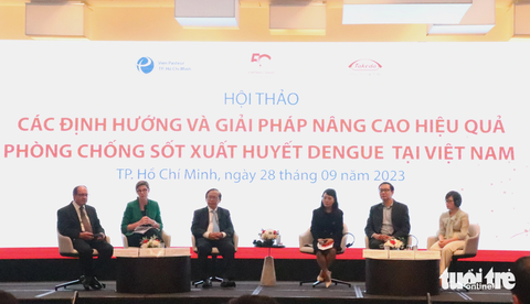 Ca sốt xuất huyết tăng tịnh tiến, thiếu nguồn nhân lực chăm sóc bệnh nhân - Ảnh 1. Chuyên gia y tế trong nước và quốc tế thảo luận về các sáng kiến và phương pháp nhằm nâng cao hiệu quả phòng chống sốt xuất huyết tại Việt Nam - Ảnh: X.MAI