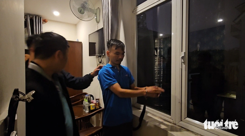 Bắt siêu trộm chuyên đột nhập biệt thự, khách sạn Đà Lạt - Ảnh 1. Mãn Văn Lập đột nhập vào cửa sổ tầng 2 một khách sạn tại Đà Lạt - Ảnh: PHẠM NGÂN