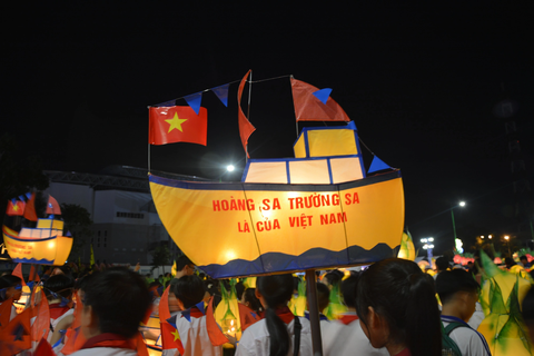 Lung linh lễ hội rước đèn trung thu ở Phan Thiết - Ảnh 1. Một chiếc lồng đèn hình tàu cá với dòng chữ "Hoàng Sa, Trường Sa là của Việt Nam" - Ảnh: ĐỨC TRONG