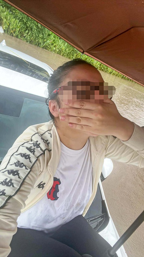Đường Hà Nội ngập sâu, nữ tài xế ngồi trên nóc ô tô chờ cứu hộ - Ảnh 2. Bức ảnh chị C. chia sẻ trên mạng xã hội khi gặp sự cố - Ảnh: FB nhân vật