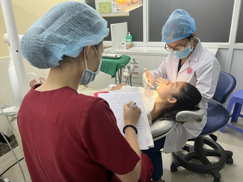 Bệnh nhân phải đợi gần 1 tháng mới được chụp MRI - Ảnh 1. Một bệnh nhân khám răng tại một bệnh viện ở TP.HCM - Ảnh: THÙY DƯƠNG