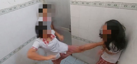TP.HCM: nữ sinh hút cỏ Mỹ, đánh nhau trong nhà vệ sinh trường học - Ảnh 1. Nữ sinh Trường THCS Hoàng Hoa Thám, quận Tân Bình, TP.HCM đánh nhau trong nhà vệ sinh trường học. Có clip còn ghi lại cảnh các nữ sinh trường này hút cỏ Mỹ - Ảnh cắt từ clip bạn đọc cung cấp