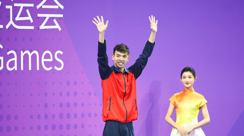 Kình ngư Nguyễn Huy Hoàng giành vé tham dự Olympic Paris 2024 - Ảnh 4. Huy Hoàng trên bục nhận HCĐ Asiad 19 - Ảnh: QUÝ LƯỢNG