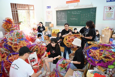 Đêm vui ca trung thu đầu đời của những đứa trẻ Raglai - Ảnh 4. Các tình nguyện viên Home Love chuẩn bị hơn 300 phần quà cho các học sinh khó khăn dân tộc thiểu số tại Trường tiểu học Cam Phước Đông 1 - Ảnh: Home Credit
