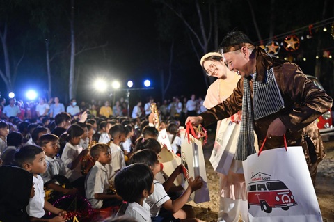 Đêm vui ca trung thu đầu đời của những đứa trẻ Raglai - Ảnh 5. Ông Phạm Ngọc Khang, giám đốc tài chính Home Credit Việt Nam, hóa thân thành chú Cuội tặng quà cho các em nhỏ - Ảnh: Home Credit