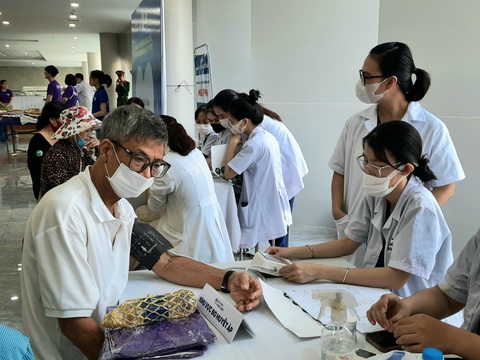 TP.HCM điều trị rối loạn trầm cảm không dùng thuốc ngay tại trạm y tế - Ảnh 1. Sau đợt thí điểm thăm khám sức khỏe cho người cao tuổi, TP.HCM phát hiện hơn 400 người có dấu hiệu trầm cảm từ nhẹ đến nặng - Ảnh: THU HIẾN