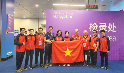 Asiad 19 ngày 28-9: Khánh Phong xuất sắc giành thêm 1 HCB cho Việt Nam - Ảnh 3. Khánh Phong hạnh phúc bên các thành viên đội thể dục dụng cụ, lãnh đạo đoàn thể thao Việt Nam tham dự Asiad 19 - Ảnh: Cục TDTT
