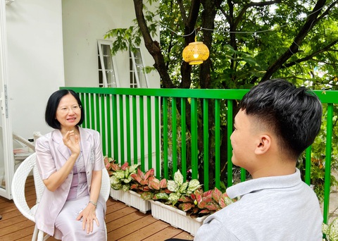 Những người trẻ sớm mất ngủ - Kỳ cuối: Nuôi dưỡng kho báu hạnh phúc trong mỗi người - Ảnh 1. Tiến sĩ Nguyễn Thị Thanh Phượng hướng dẫn bạn trẻ phương pháp thư giãn tâm trí - Ảnh: YẾN TRINH