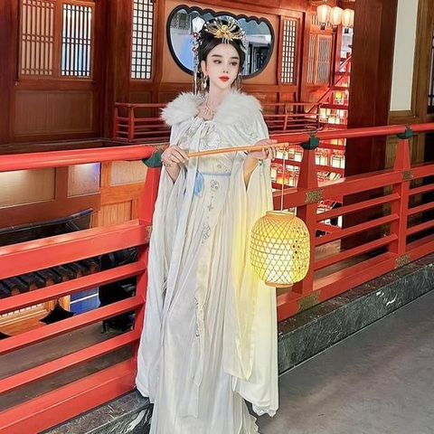 1001 khoảnh khắc đón Tết Trung thu của sao Việt - Ảnh 6. Ca sĩ Lâm Khánh Chi khiến dân mạng tròn mắt khi cosplay làm chị Hằng, diện váy trắng, tay mang lồng đèn đón trăng