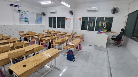 Vụ thu quỹ 10 triệu đồng/học sinh: Nhà trường họp phụ huynh, trả tiền 9,588 triệu ngay trong đêm - Ảnh 1. Bên trong lớp học đã sửa chữa - Ảnh: MỸ DUNG