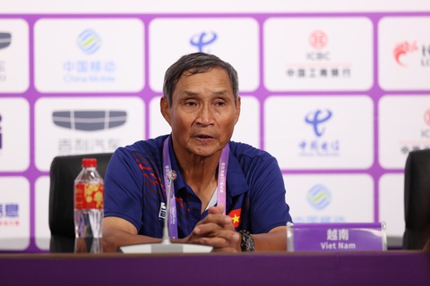Mai Đức Chung: 'Cầu thủ của tôi đã hơi lên mây khi được dự World Cup' - Ảnh 1. HLV Mai Đức Chung trong buổi họp báo sau trận thua Nhật Bản 0-7 - Ảnh: ĐỨC LINH