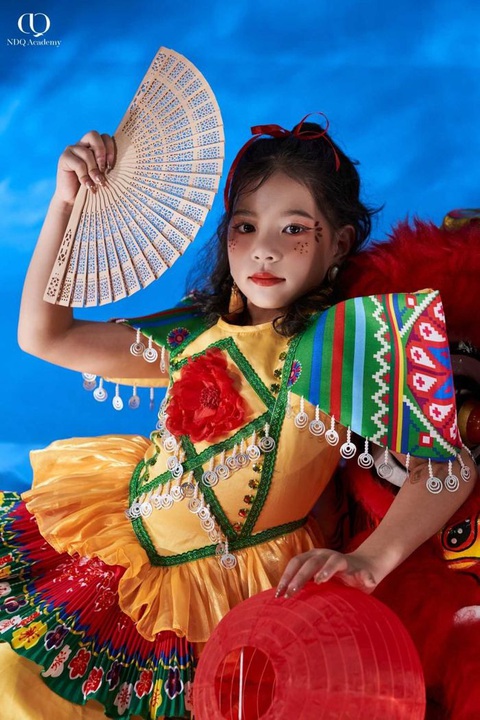 1001 khoảnh khắc đón Tết Trung thu của sao Việt - Ảnh 3. Cô nàng mẫu nhí Thanh Tú tạo dáng đầy khí chất trong loạt ảnh đón Trung thu với trang phục lấy cảm hứng từ chất liệu thổ cẩm của người dân tộc phía Bắc, lồng đèn ông sao, múa lân...