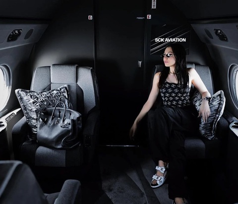Máy bay thành ‘Lamborghini của bầu trời’: Đen tuyền từ ngoài vào trong, riêng sơn tốn nửa triệu USD - Ảnh 10. Nữ doanh nhân tự mình thiết kế thảm trải trên máy bay với các họa tiết đan xen 2 màu đen - xám. Đối lập với ngoại thất và nội thất đen mờ là giá treo đèn trần và cửa thoát gió mạ chrome sáng bóng. Các khóa dây an toàn cũng được mạ chrome