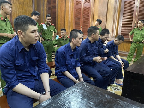 Đường dây ma túy của cặp đôi Nghĩa, Trang nhận 4 án tử hình - Ảnh 1. Các bị cáo trong đường dây ma túy do Nghĩa cầm đầu - Ảnh: LÊ GIÀU