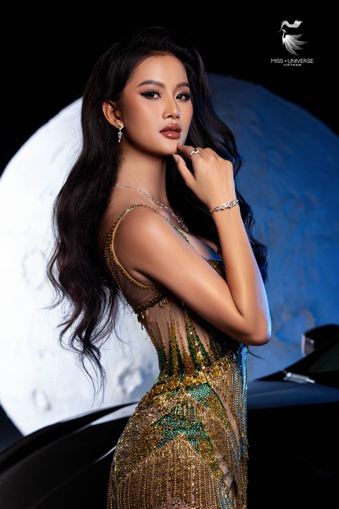 Hương Ly cao 1,76m, số đo ba vòng 86-62-98. Đây là lần thứ tư cô quay lại tham gia Miss Universe Vietnam. Hiện tại, Hương Ly là nhà đồng sáng lập thương hiệu thời trang bền vững, là thương hiệu thời trang duy nhất tại Việt Nam là thành viên của London Fashion Week. Đến với cuộc thi này, cô mong muốn được lan tỏa thông điệp về người phụ nữ Việt Nam hiện đại, bản lĩnh Hương Ly cao 1,76m, số đo ba vòng 86-62-98. Đây là lần thứ tư cô quay lại tham gia Miss Universe Vietnam. Hiện tại Hương Ly là nhà đồng sáng lập thương hiệu thời trang bền vững, là thương hiệu thời trang duy nhất tại Việt Nam là thành viên của London Fashion Week. Đến với cuộc thi này, cô mong muốn được lan tỏa thông điệp về người phụ nữ Việt Nam hiện đại, bản lĩnh.