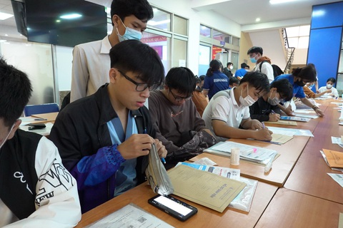 Mô hình nào cho đại học Việt Nam? - Tự chủ đại học: cần căn cơ và trách nhiệm - Ảnh 1. Tân sinh viên làm thủ tục nhập học một trường đại học tại TP.HCM - Ảnh: NHƯ HÙNG