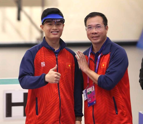 Nhà vô địch Asiad Phạm Quang Huy: ‘Bố mẹ ơi con làm được rồi, HCV Asiad đầu tiên’ - Ảnh 1. Phạm Quang Huy (bìa trái) và thầy Hoàng Xuân Vinh - Ảnh: HUY ĐĂNG