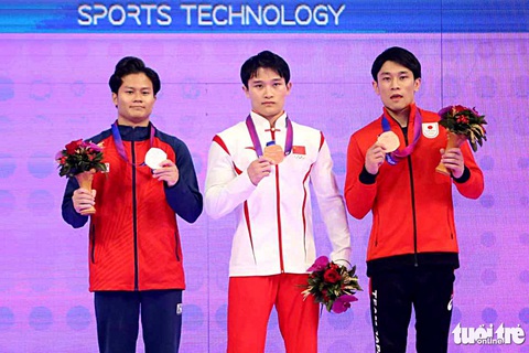 Nguyễn Văn Khánh Phong (trái) trên bục nhận huy chương cùng Lan Xingyu (Trung Quốc) và Tanigawa Wataru (Nhật Bản) - Ảnh: HUY ĐĂNG Nguyễn Văn Khánh Phong (bìa trái) trên bục nhận huy chương cùng Lan Xingyu (Trung Quốc) và Tanigawa Wataru (Nhật Bản) - Ảnh: HUY ĐĂNG