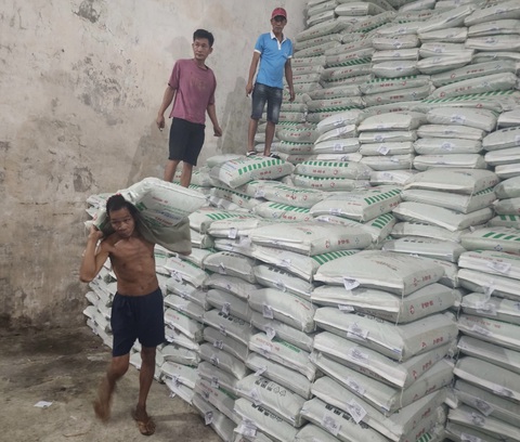 Phân bón thời gian gần đây tăng giá khiến chi phí sản xuất tăng theo đáng kể - Ảnh: KHẮC TÂM Phân bón thời gian gần đây tăng giá khiến chi phí sản xuất tăng theo đáng kể - Ảnh: KHẮC TÂM