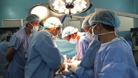 Đứt niệu đạo sau tai nạn, cô gái từng có ý định tự tử quyết tâm hồi sinh cuộc đời - Ảnh 1. Các bác sĩ Bệnh viện Bình Dân (TP.HCM) tập trung phẫu thuật tạo hình niệu đạo cho bệnh nhân sau khi bị tai nạn giao thông, làm đứt niệu đạo, tổn thương nặng vùng khung chậu... - Ảnh: Bệnh viện cung cấp